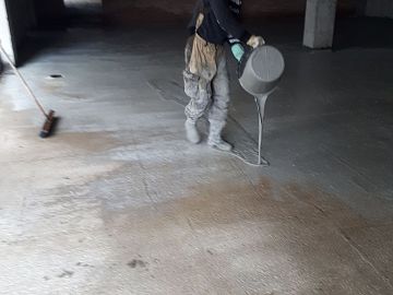 Подготовленный материал Стармекс Сил выливают на плиту