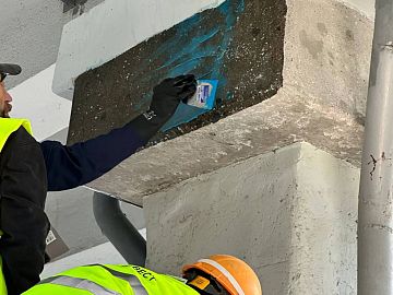 Нанесение загущенного клея на поверхность конструкции