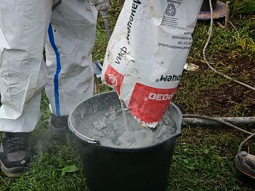 Процесс замешивания инъекционного состава Маноцем Фил с водой