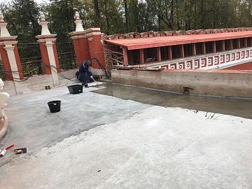 Далее отремонтированное основание необходимо отшлифовать, обеспылить и загрунтовать двухкомпонентным эпоксидным составом ДенсТоп ЭП 106. Данный состав подходит также и для влажных оснований.