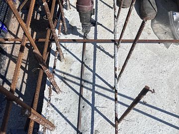 Устройство отверстий для крепления инъекционного шланга
