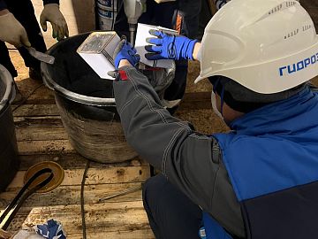 Заливка жидких компонентов в емкость для смешивания