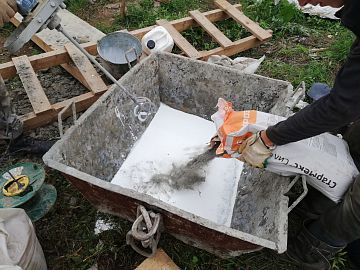 Подготовка к нанесению гидроизоляционного эластичного материала Стармекс Сил  Флекс для нанесения на вертикальные участки конструкции