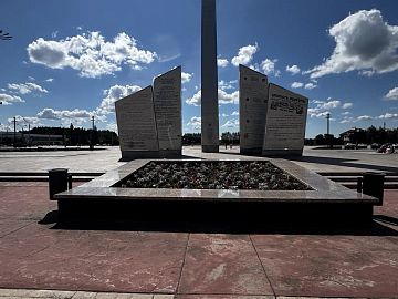 Покрытие площади и подиума находится в идеальном состоянии. Состав Манопокс 331 обеспечил жесткую и монолитную фиксацию тяжелых гранитных плит.