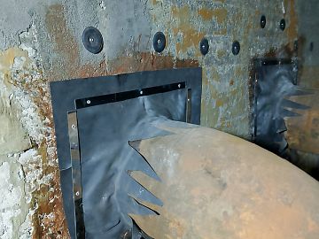 Монтаж вкладышей вокруг труб на герметик Манодил Бонд Ф черный и крепление нержавеющей планкой