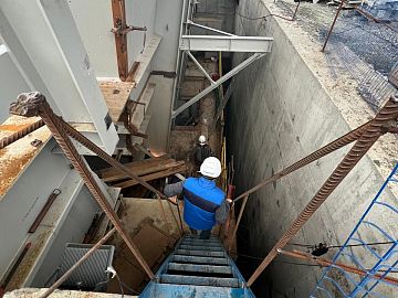 Спуск сотрудников ЗИФ и технических специалистов Гидрозо в зону проведения работ