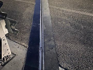 Деформационный шов с выполненной переходной зоной, готовый к эксплуатации.