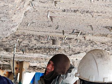 Заполнение пустот и трещин на горизонтальных участках составом Манопокс 352