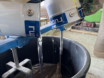 Замешивание компонентов подливочного состава Манопокс 337