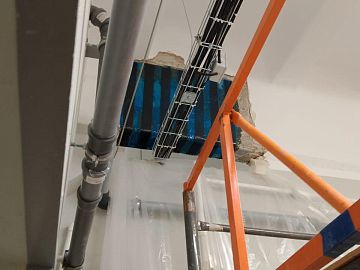 Монтаж холстов Армошел КВ 900 пропитанных клеем Манопокс 372 и финишное запечатывание загущенным с Манопокс Тикс клея Манопокс 372