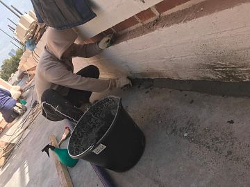 Сначала необходимо произвести устройство галтели по примыканиям и ремонт каверн. Для этих целей отлично подойдет Стармекс РМ3 - однокомпонентный тиксотропный ремонтный состав на цементной основе.