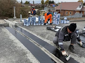 Заглаживание материала для исключения образования наплывов и выпуска защемленного при смешивании воздуха