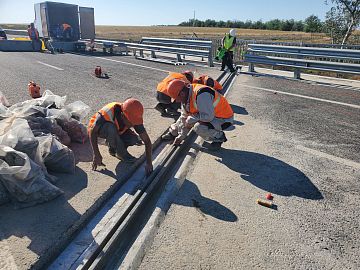 Обезжиривание металлических конструкций деформационного шва.