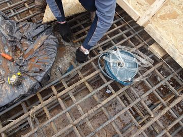 Монтаж набухающего профиля на холодные (рабочие) швы и вводы/выводы коммуникаций