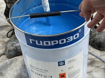 Смешивание компонентов ДенсТоп ПУ 302 перед нанесением