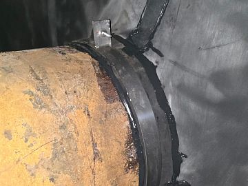 Закрепление ЭПДМ мембраны Преласти СТ 1.2 мм на трубы на герметик Манодил Бонд Ф черный и нержавеющий хомут