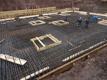 Подготовка и увлажнение основания перед просыпкой материала Стармекс Сил