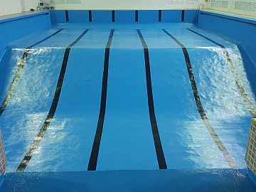 Укладка границ дорожек с помощью покрытия ДенсТоп ПУ 302 черного цвета