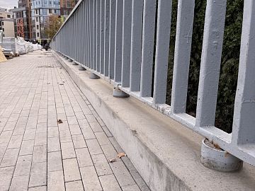 Фундамент ограждения выполнен из состава Стармекс ФМ 7 и предварительно окрашен составом ДенсТоп ПУ 113